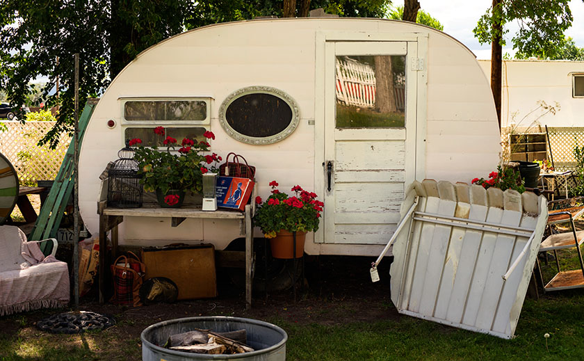 Trailer And Gardinias